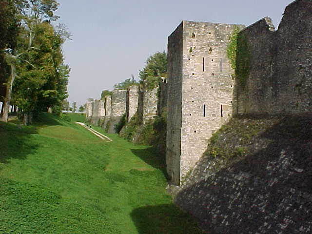 213 - LES REMPARTS DE LA CITE MEDIEVALE.jpg